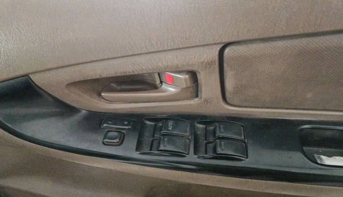 2015 Toyota Innova 2.5 G 8 STR, Diesel, Manual, 1,76,285 km, interior