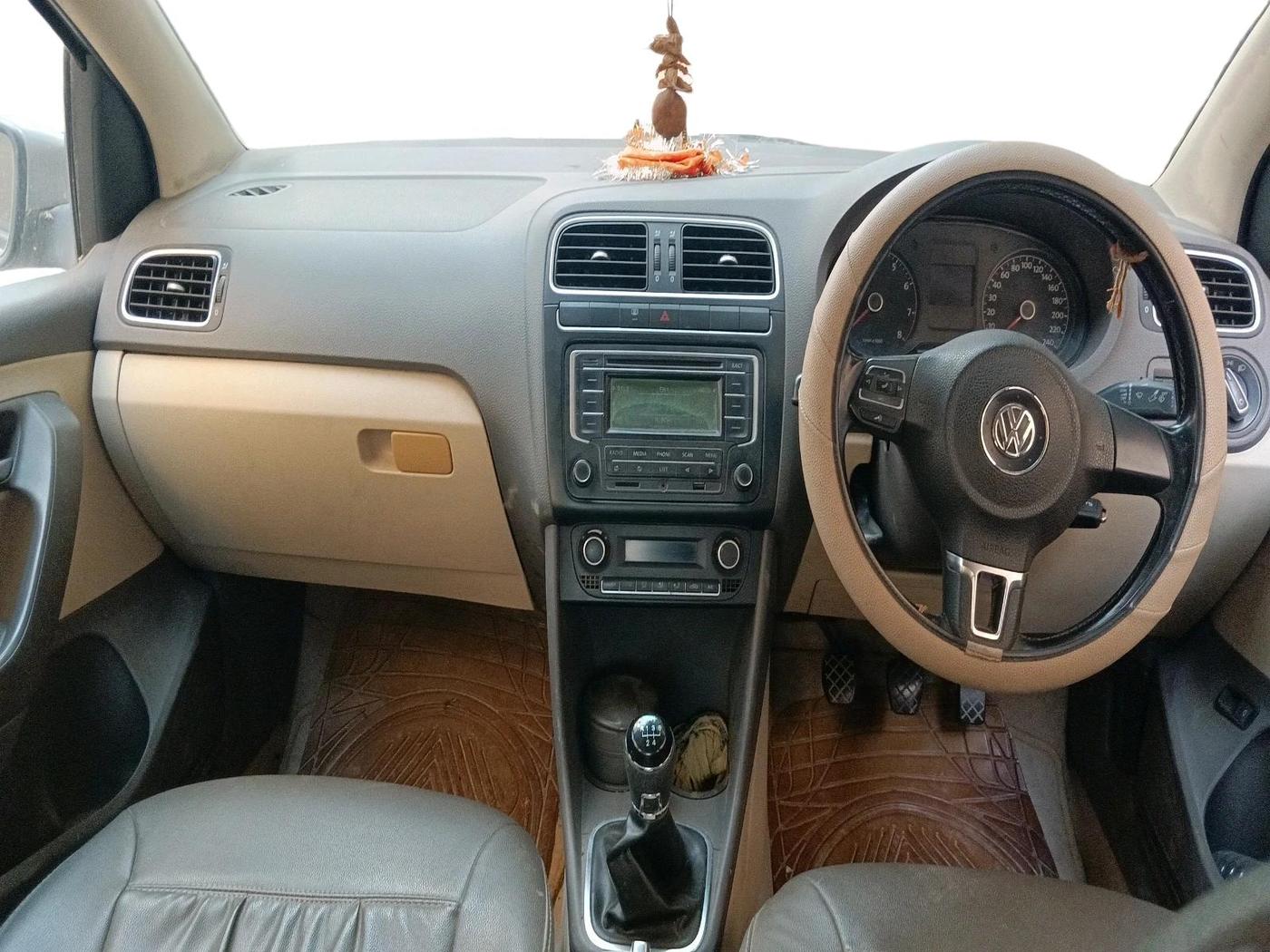 2014 Volkswagen Vento HIGHLINE 1.6 MPI, Petrol, Manual, 83,196 km, interior