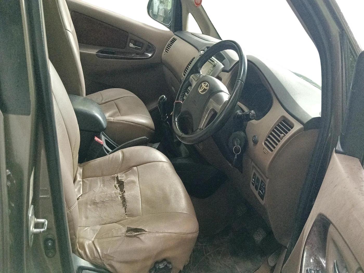 2015 Toyota Innova 2.5 VX 8 STR, Diesel, Manual, 1,34,319 km, interior
