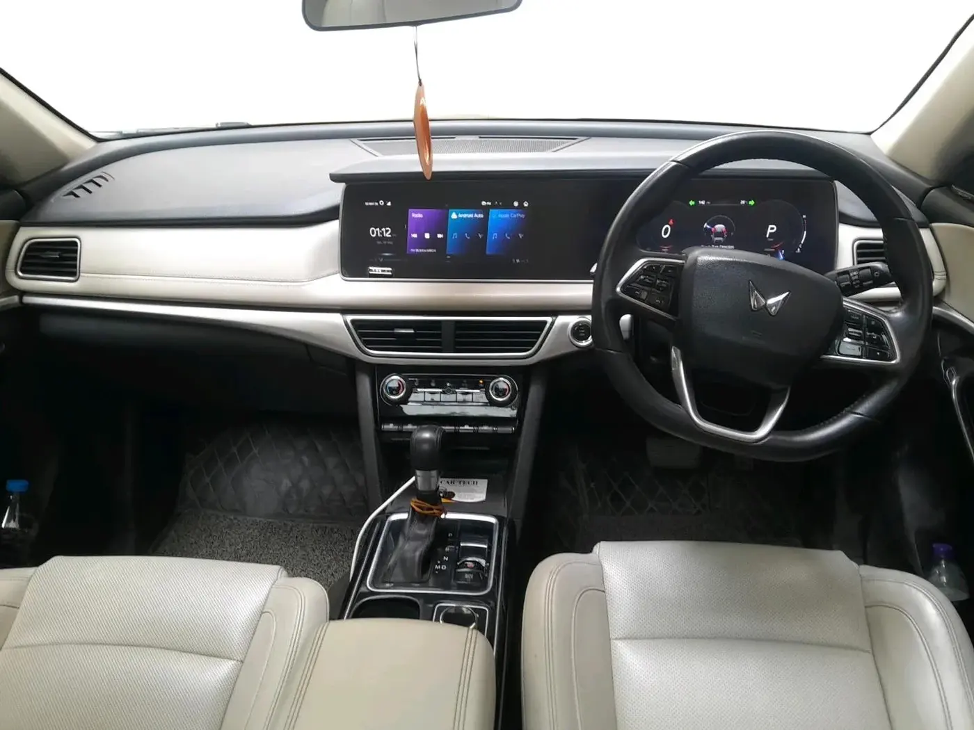 2021 Mahindra XUV700 AX 7 LUXURY P AT 7 STR, Petrol, Automatic, 79,089 km, interior