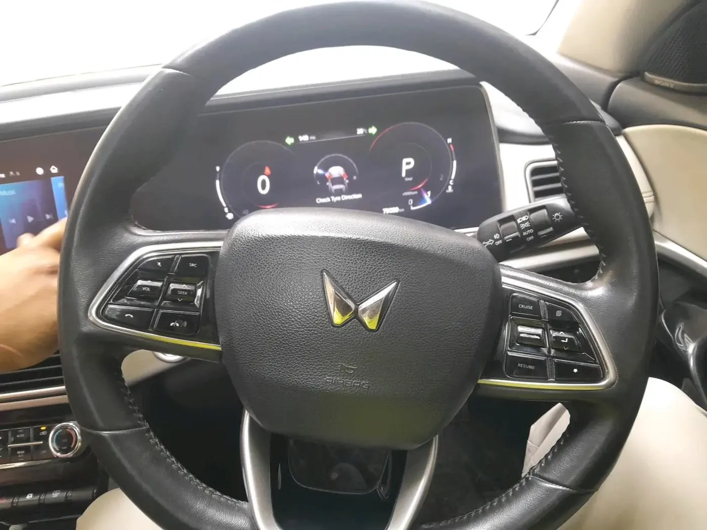 2021 Mahindra XUV700 AX 7 LUXURY P AT 7 STR, Petrol, Automatic, 79,089 km, interior