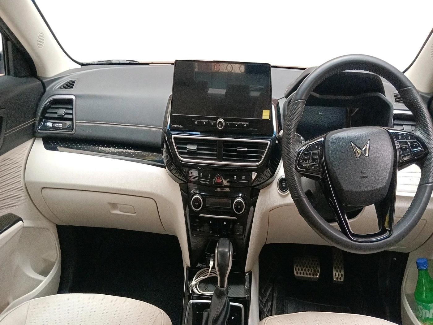 2024 Mahindra XUV 3XO AX7L 1.2 Petrol AT, Petrol, Automatic, 18,069 km, interior