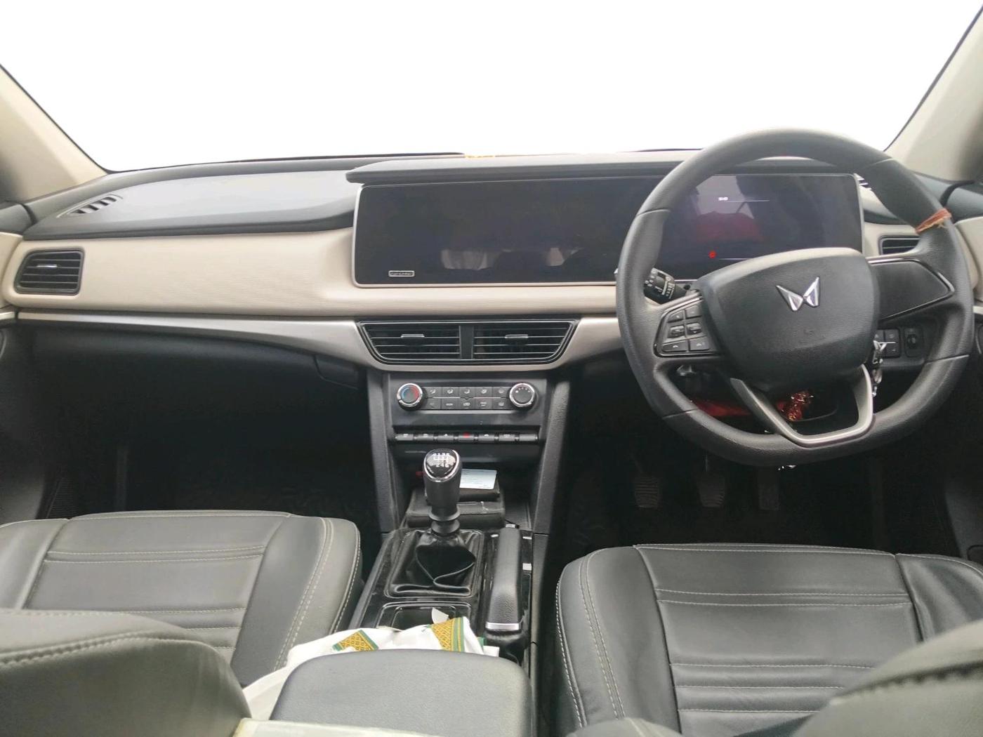 2022 Mahindra XUV700 AX 5 P MT 7 STR, Petrol, Manual, 41,747 km, interior
