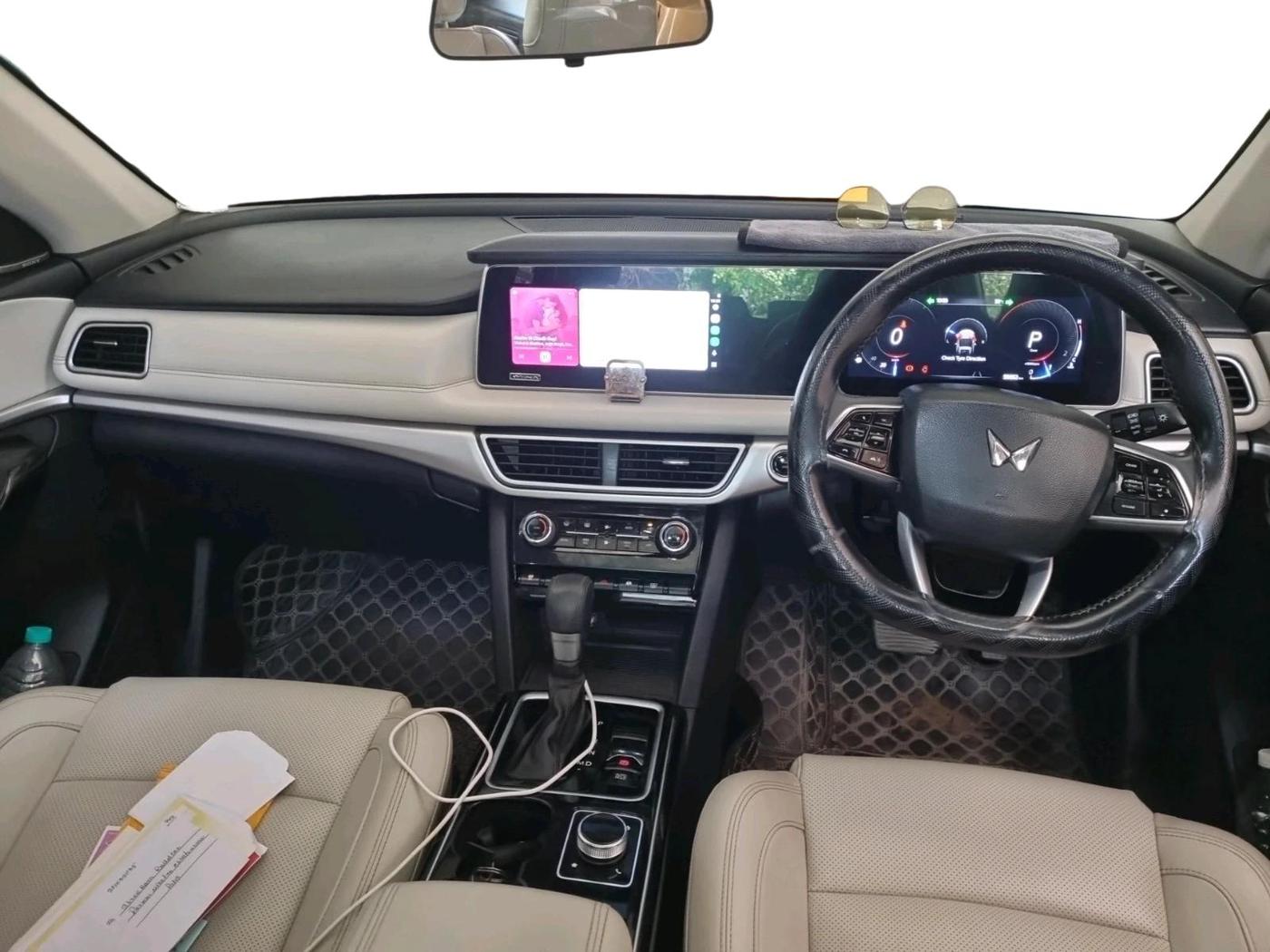 2022 Mahindra XUV700 AX 7 LUXURY P AT 7 STR, Petrol, Automatic, 59,852 km, interior
