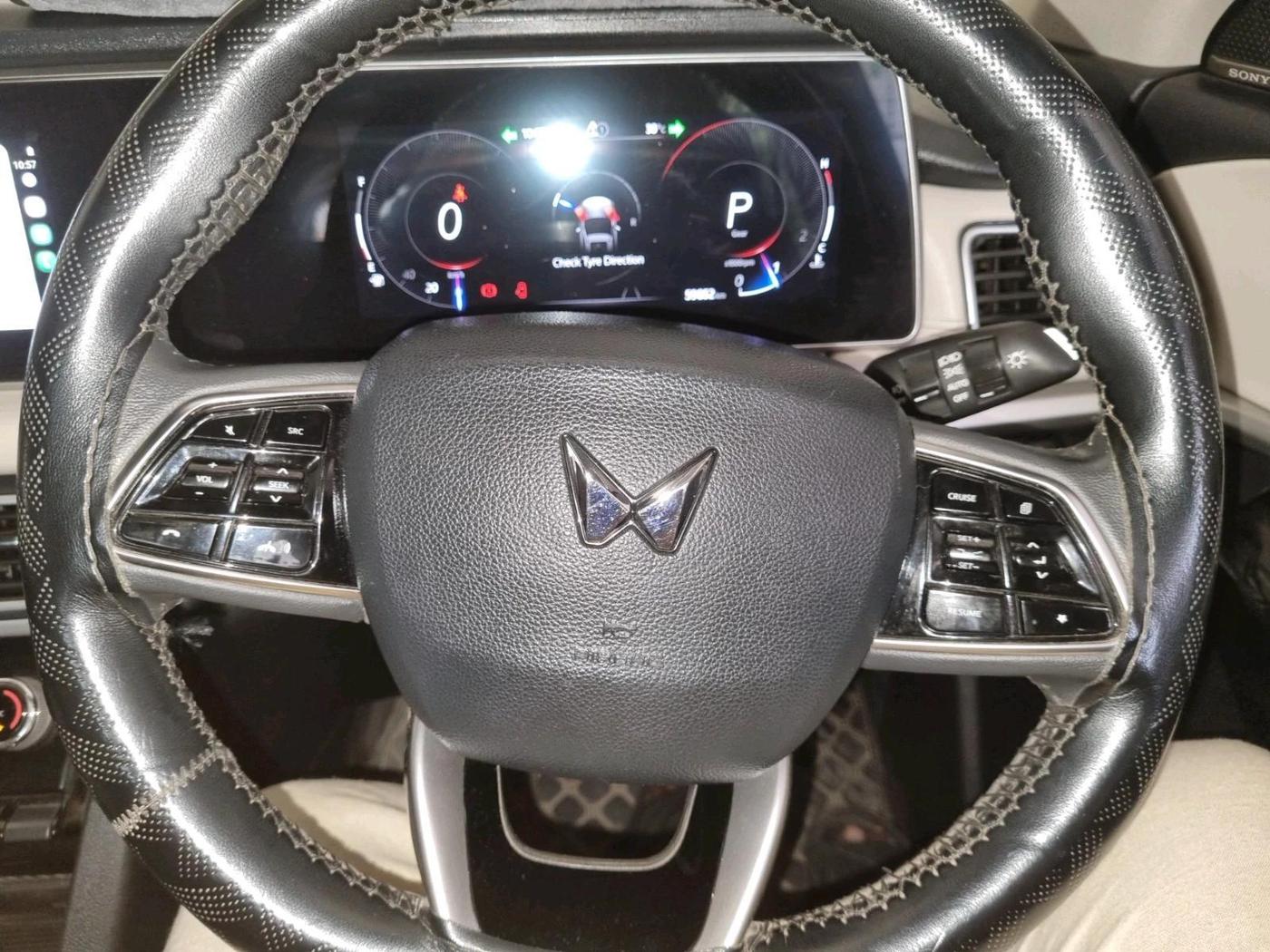 2022 Mahindra XUV700 AX 7 LUXURY P AT 7 STR, Petrol, Automatic, 59,852 km, interior