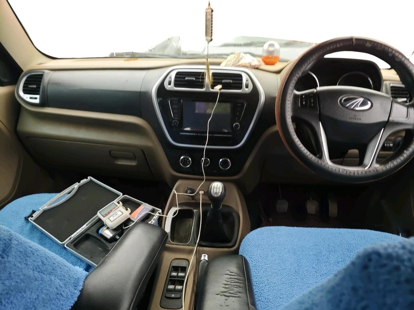 2018 Mahindra TUV300 T10 DUAL TONE, Diesel, Manual, 68,224 km, interior
