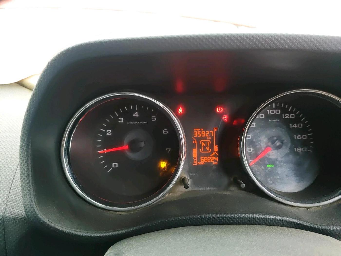 2018 Mahindra TUV300 T10 DUAL TONE, Diesel, Manual, 68,224 km, interior