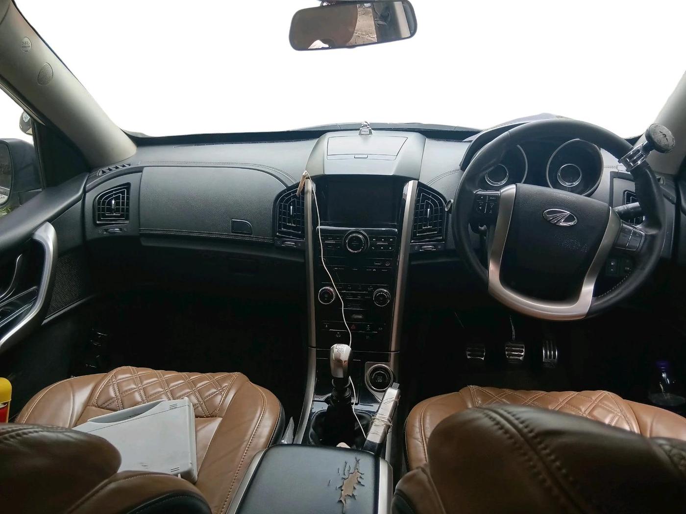 2019 Mahindra XUV500 W11, Diesel, Manual, 1,39,346 km, interior
