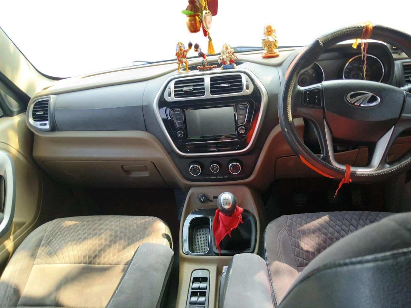2018 Mahindra TUV300 T10 DUAL TONE, Diesel, Manual, 80,454 km, interior