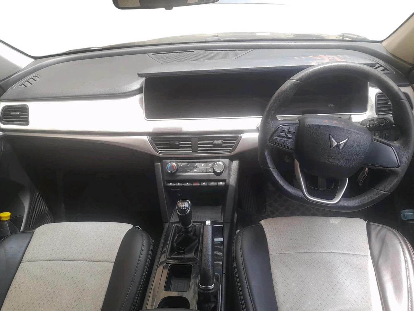 2022 Mahindra XUV700 AX 5 D MT 7 STR, Diesel, Manual, 25,793 km, interior