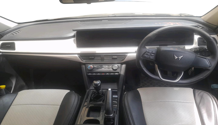 2022 Mahindra XUV700 AX 5 D MT 7 STR, Diesel, Manual, 25,793 km, interior