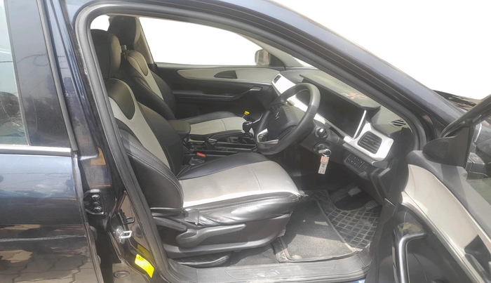 2022 Mahindra XUV700 AX 5 D MT 7 STR, Diesel, Manual, 25,793 km, interior