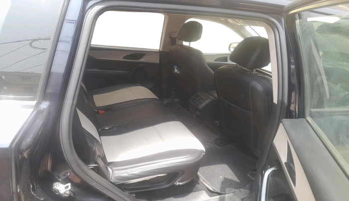 2022 Mahindra XUV700 AX 5 D MT 7 STR, Diesel, Manual, 25,793 km, interior