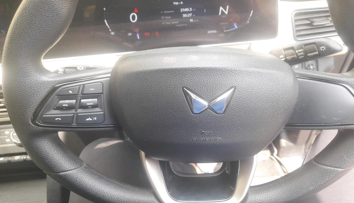 2022 Mahindra XUV700 AX 5 D MT 7 STR, Diesel, Manual, 25,793 km, interior