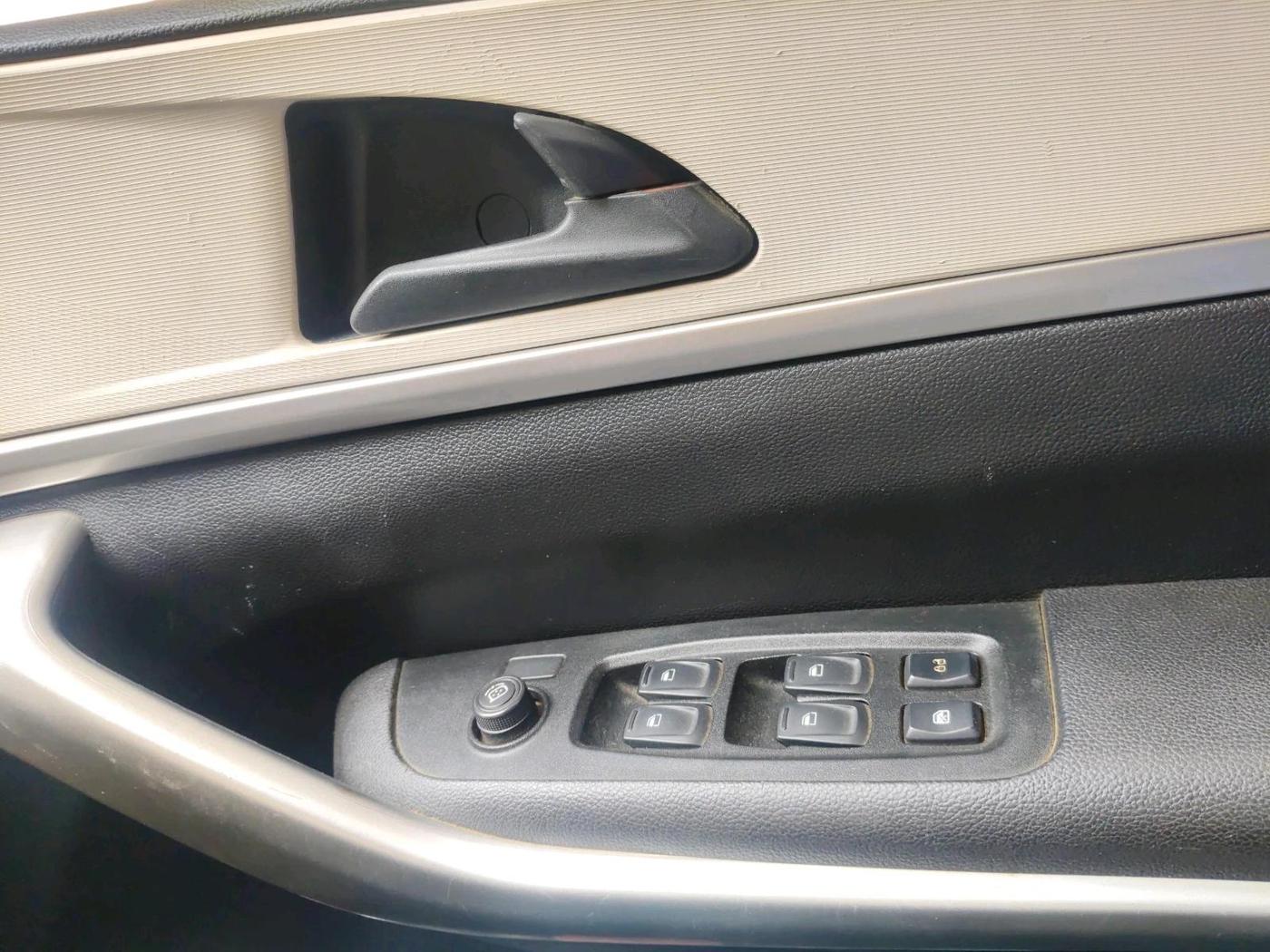 2022 Mahindra XUV700 MX D MT 5 STR, Diesel, Manual, 38,590 km, interior