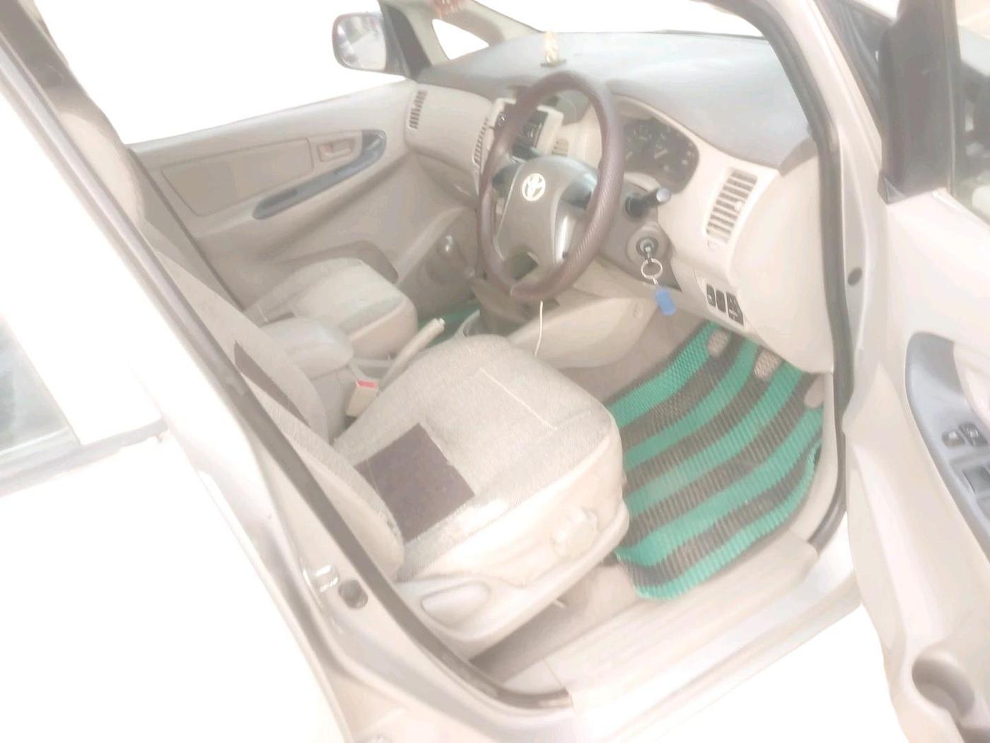 2012 Toyota Innova GX 2.5 7 STR, Diesel, Manual, 2,06,178 km, interior