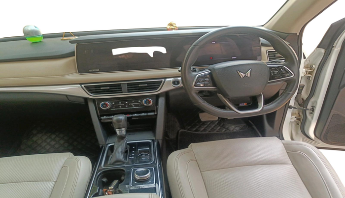 2021 Mahindra XUV700 AX 7 LUXURY P AT 7 STR, Petrol, Automatic, 25,855 km, interior