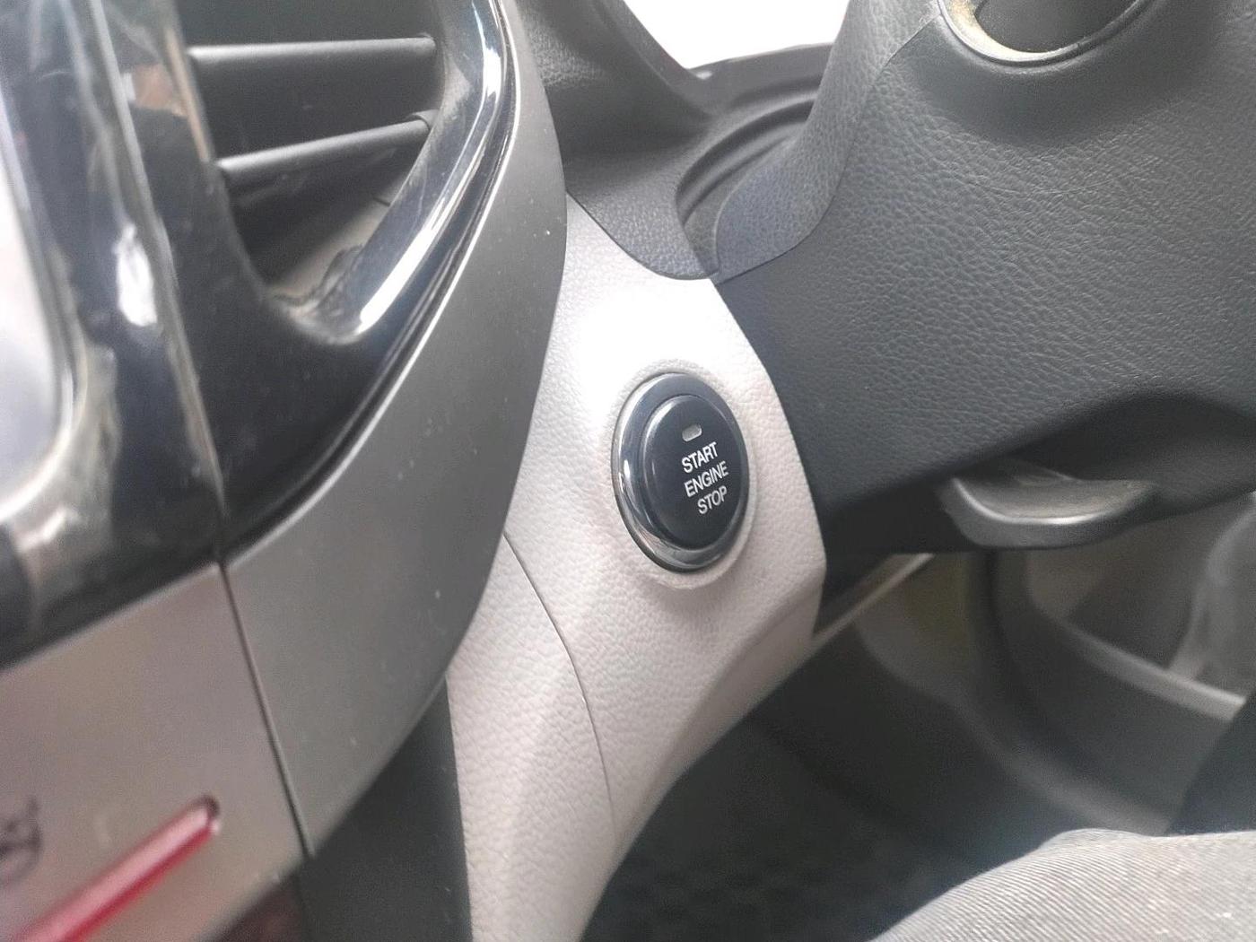 2021 Mahindra XUV300 W8 (O) 1.5 DIESEL, Diesel, Manual, 50,647 km, interior