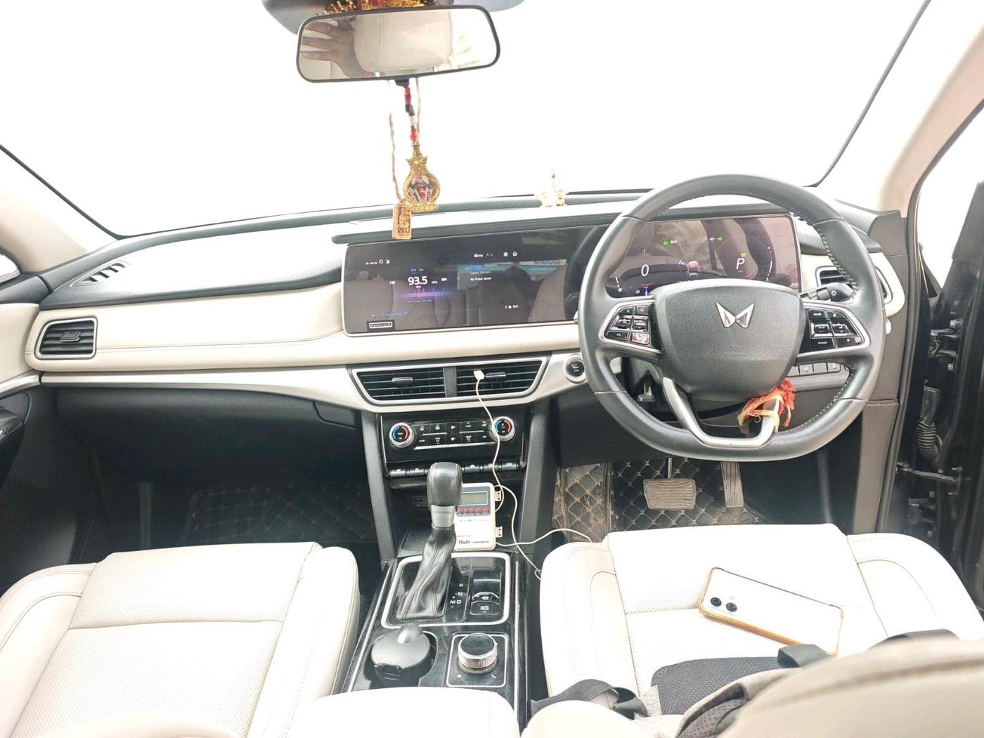 2022 Mahindra XUV700 AX 7 LUXURY D AWD AT 7 STR, Diesel, Automatic, 59,741 km, interior