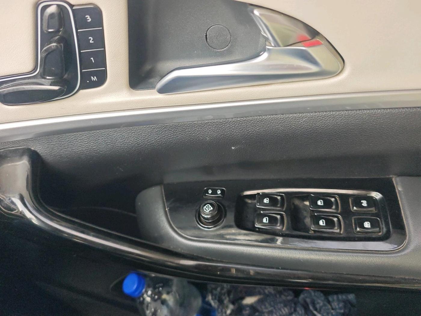 2022 Mahindra XUV700 AX 7 LUXURY D AWD AT 7 STR, Diesel, Automatic, 59,741 km, interior
