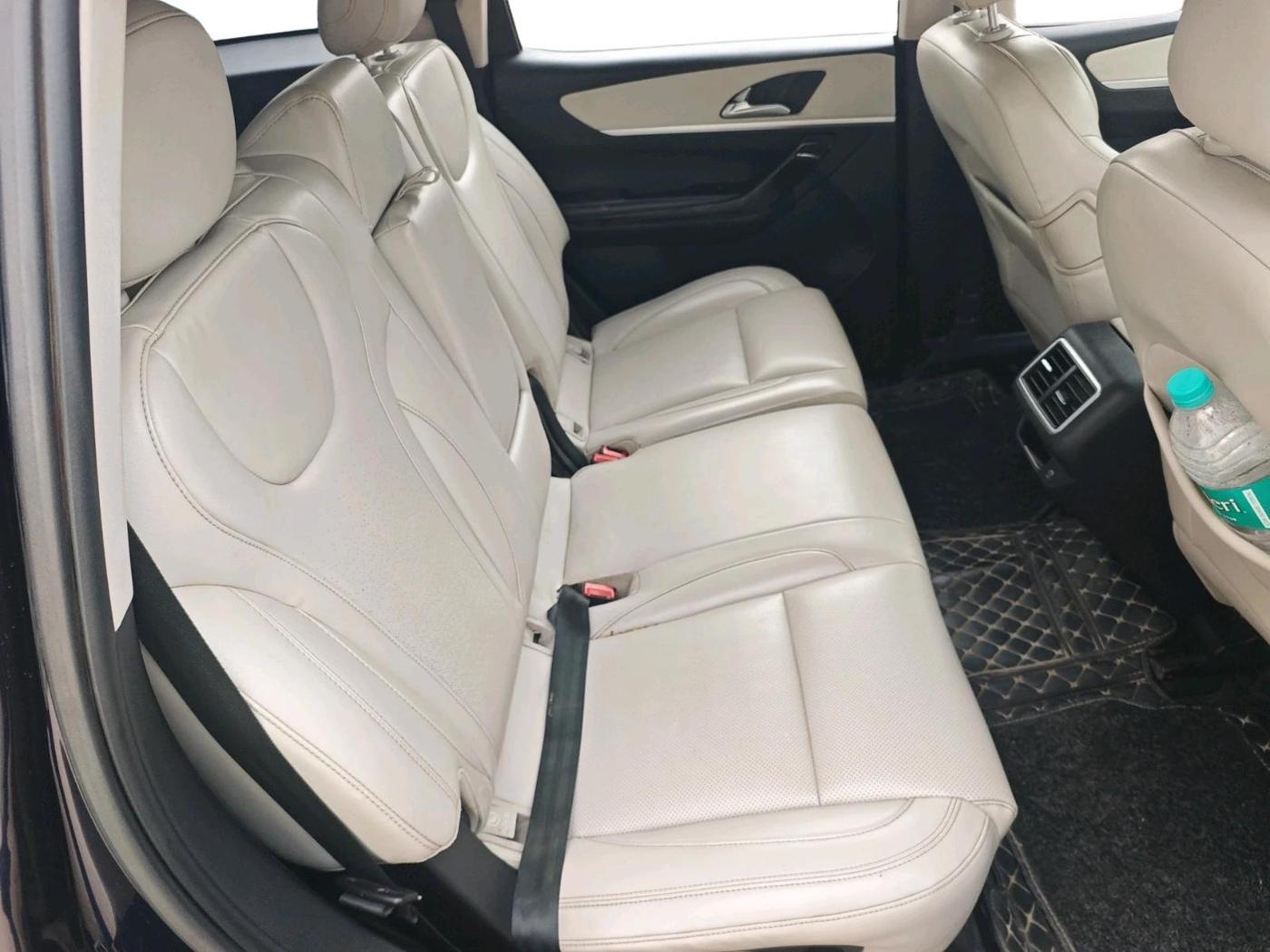 2022 Mahindra XUV700 AX 7 LUXURY D AWD AT 7 STR, Diesel, Automatic, 59,741 km, interior