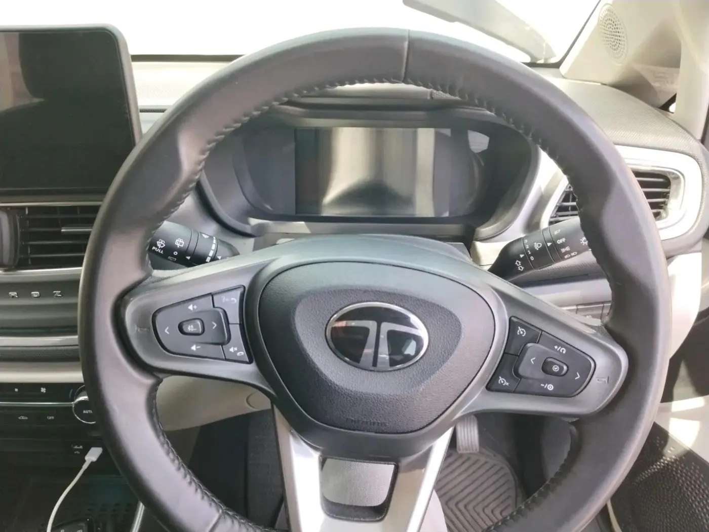 2024 Tata ALTROZ XZ Plus (S) LUX Diese, Diesel, Manual, 39,004 km, interior