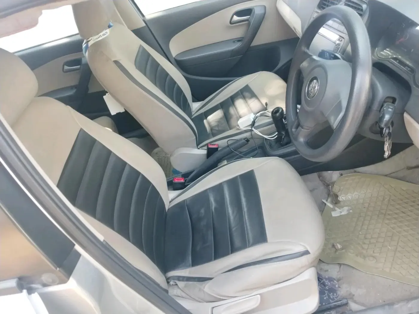 2012 Volkswagen Polo COMFORTLINE 1.2L PETROL, Petrol, Manual, 1,00,305 km, interior
