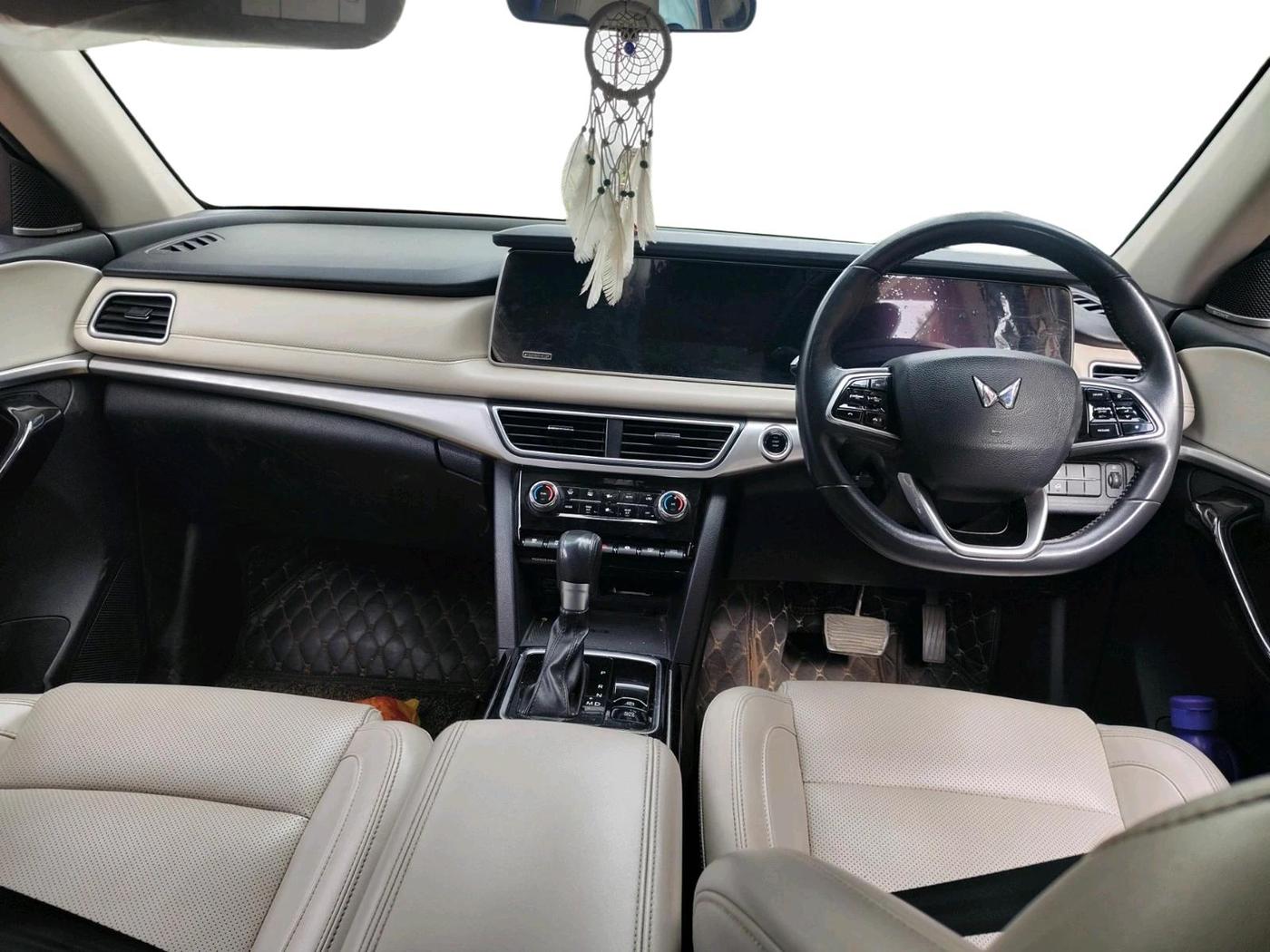 2022 Mahindra XUV700 AX 7 LUXURY D AT 7 STR, Diesel, Automatic, 64,539 km, interior