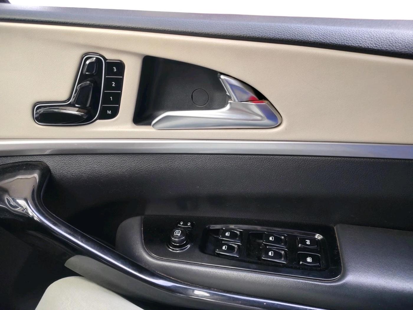 2022 Mahindra XUV700 AX 7 LUXURY D AT 7 STR, Diesel, Automatic, 64,539 km, interior