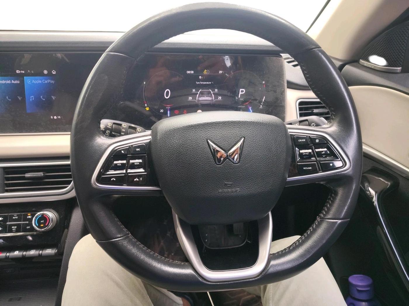 2022 Mahindra XUV700 AX 7 LUXURY D AT 7 STR, Diesel, Automatic, 64,539 km, interior