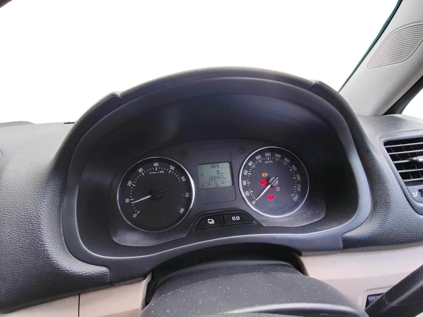 2011 Skoda Fabia ELEGANCE 1.6 MPI, Petrol, Manual, 1,33,457 km, interior