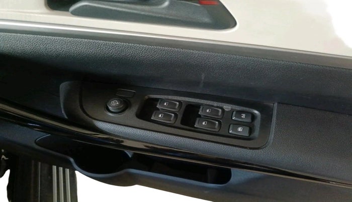 2024 Mahindra XUV700 AX 5 D MT 7 STR, Diesel, Manual, 12,231 km, interior