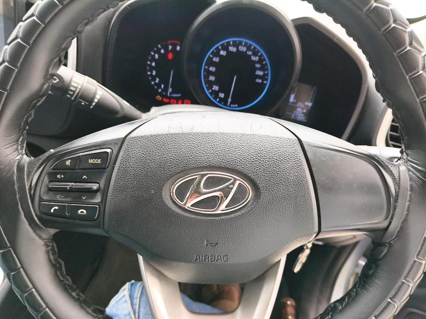 2022 Hyundai VENUE S 1.2, Petrol, Manual, 31,389 km, interior