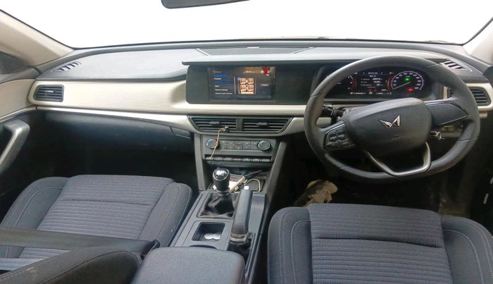 2025 Mahindra XUV700 MX Petrol MT 7 STR, Petrol, Manual, 2,897 km, interior