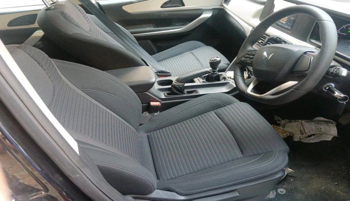 2025 Mahindra XUV700 MX Petrol MT 7 STR, Petrol, Manual, 2,897 km, interior