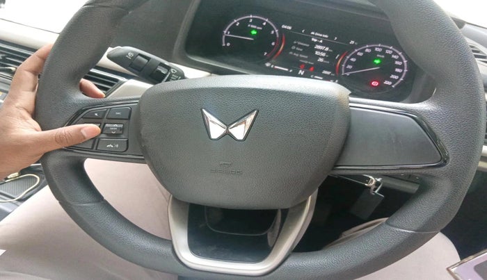 2025 Mahindra XUV700 MX Petrol MT 7 STR, Petrol, Manual, 2,897 km, interior