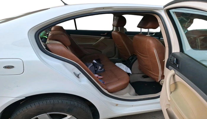 2011 Skoda Laura AMBIENTE 2.0 TDI CR MT, Diesel, Manual, 1,66,054 km, interior