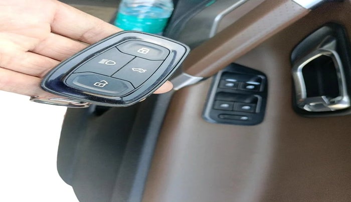 2019 Tata Harrier XZ 2.0L, Diesel, Manual, 1,25,689 km, interior