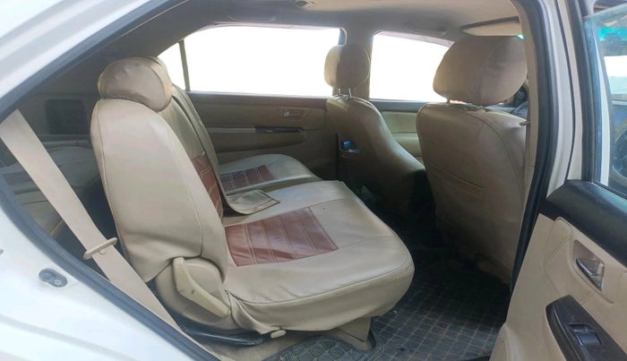 2014 Toyota Fortuner 3.0 4X2 MT, Diesel, Manual, 1,00,667 km, interior