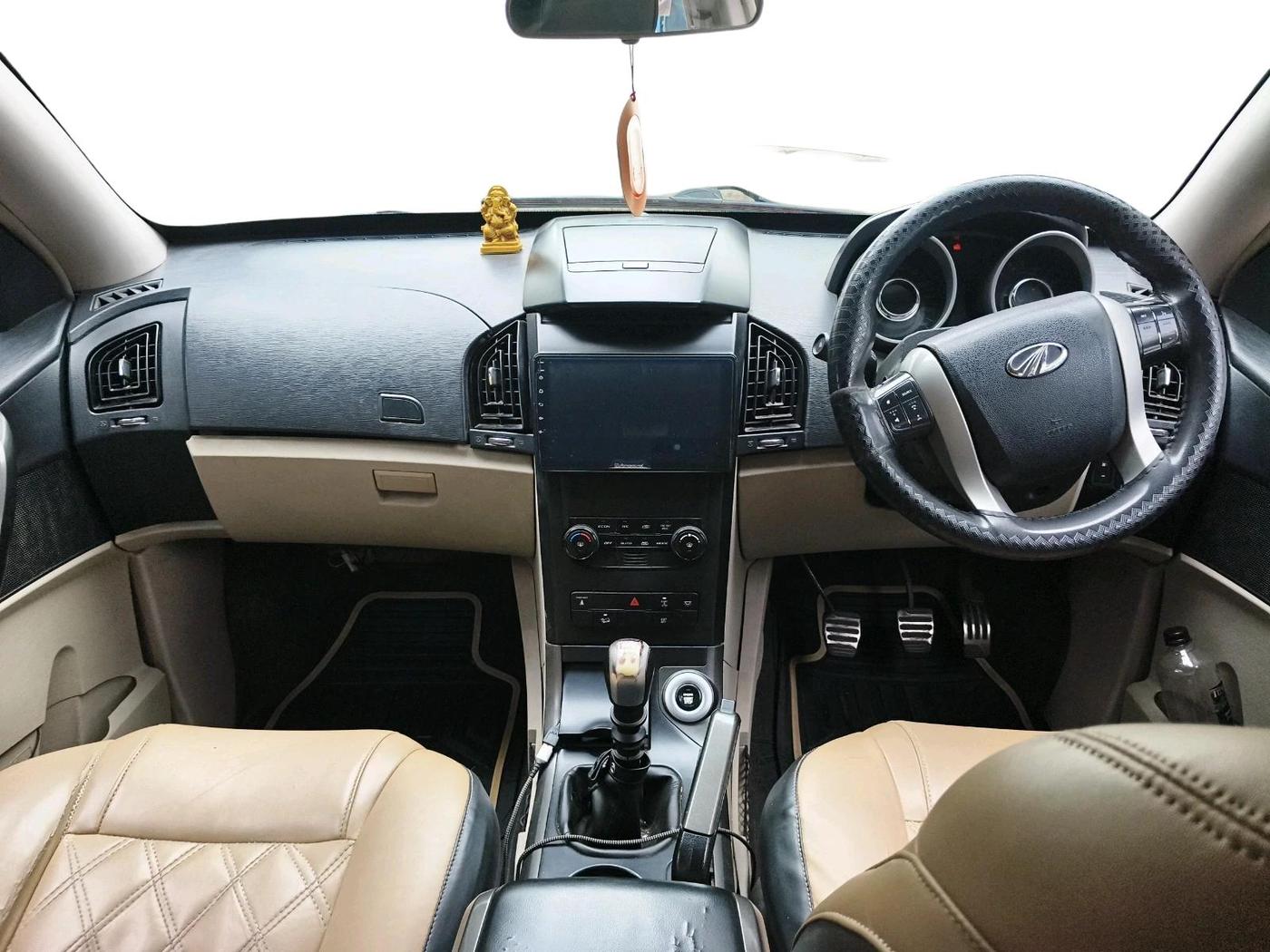 2017 Mahindra XUV500 W10, Diesel, Manual, 1,62,894 km, interior