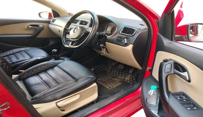 2016 Volkswagen Polo HIGHLINE1.5L, Diesel, Manual, 1,01,870 km, interior