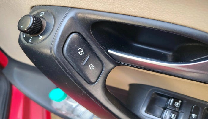 2016 Volkswagen Polo HIGHLINE1.5L, Diesel, Manual, 1,01,870 km, interior