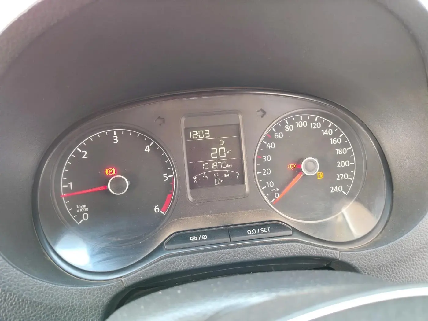 2016 Volkswagen Polo HIGHLINE1.5L, Diesel, Manual, 1,01,870 km, interior