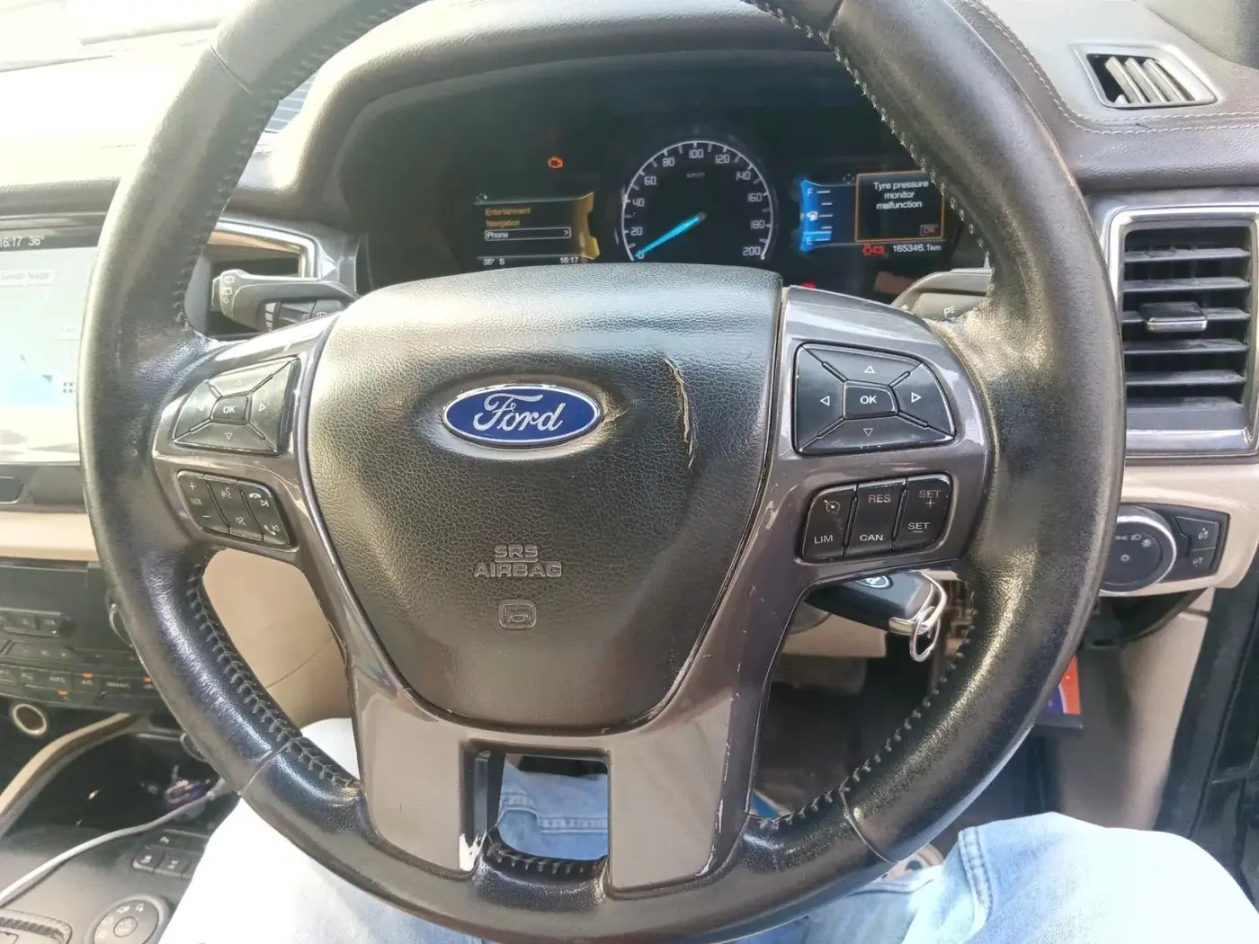 2017 Ford Endeavour TITANIUM 3.2 4X4 AT, Diesel, Automatic, 1,65,346 km, interior