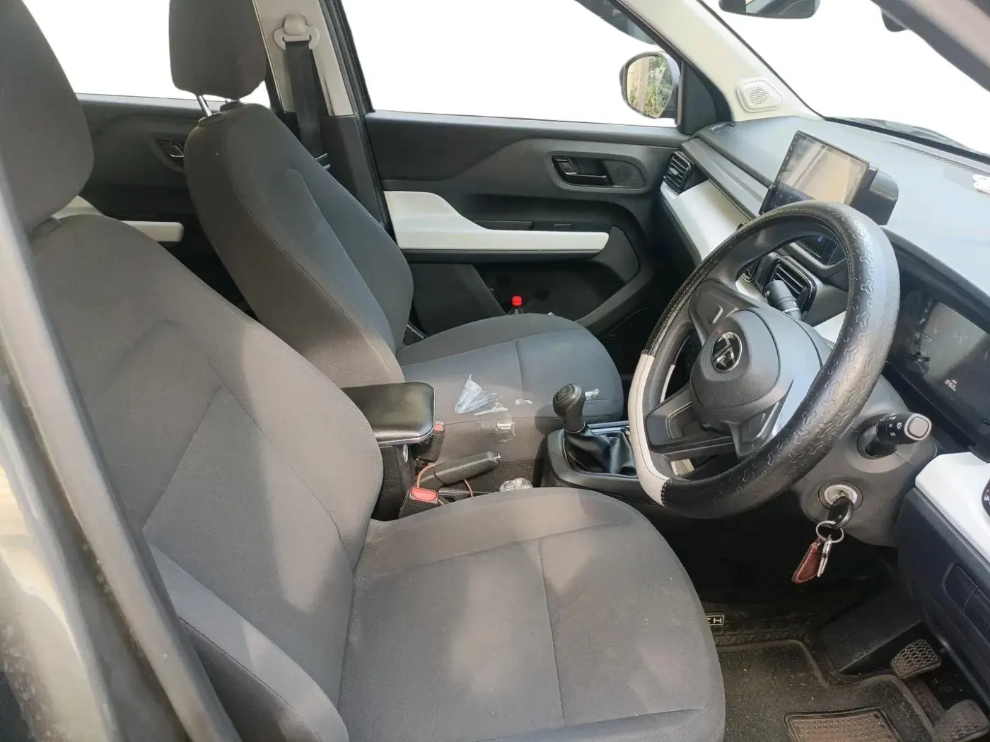 2025 Tata PUNCH PURE MT CNG, CNG, Manual, 18,468 km, interior