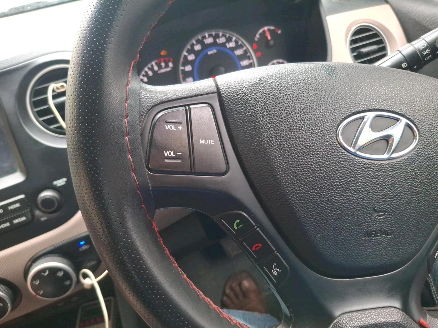 2017 Hyundai Grand i10 SPORTZ (O) AT 1.2 KAPPA VTVT, CNG, Automatic, 67,666 km, interior