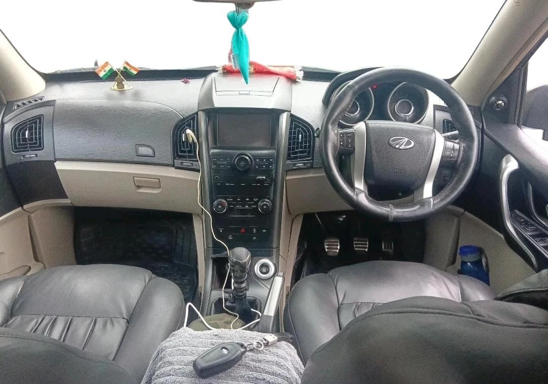 2015 Mahindra XUV500 W10, Diesel, Manual, 1,78,715 km, interior