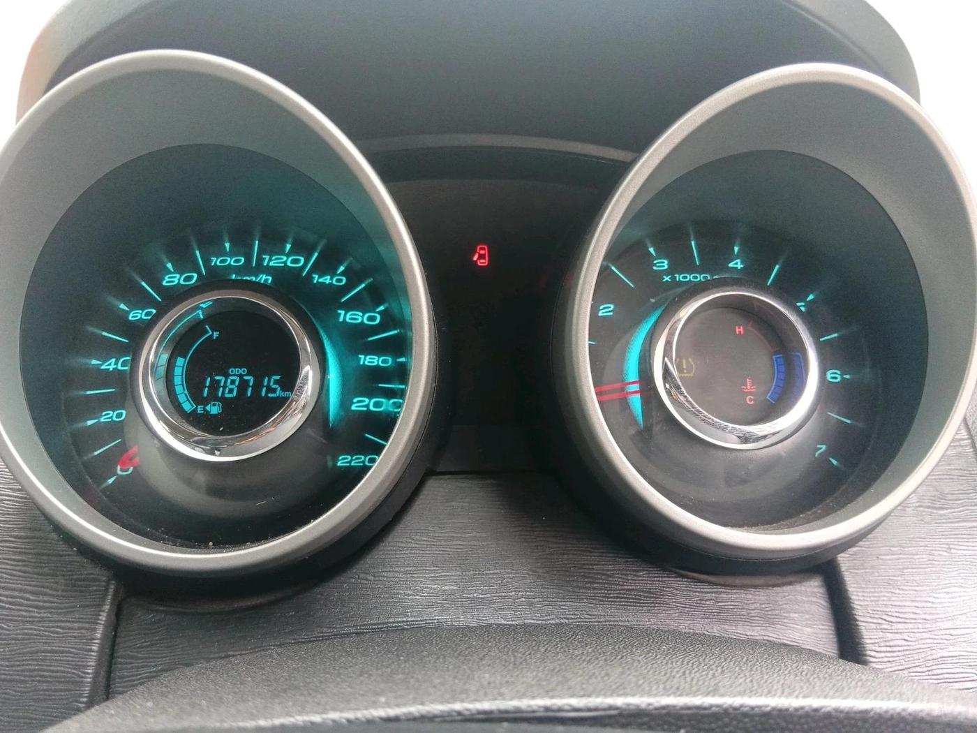 2015 Mahindra XUV500 W10, Diesel, Manual, 1,78,715 km, interior