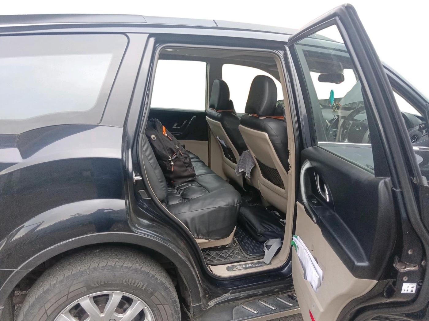 2015 Mahindra XUV500 W10, Diesel, Manual, 1,78,715 km, interior