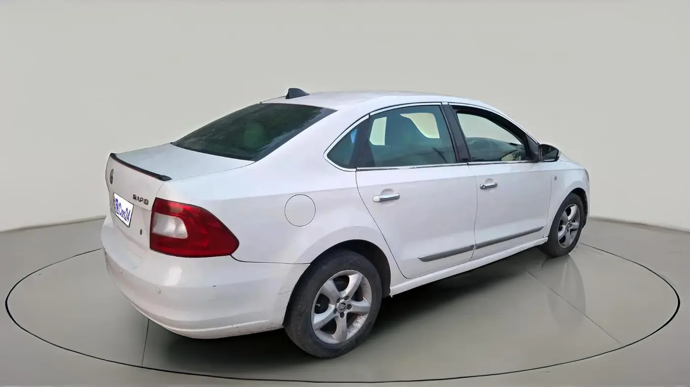 2014 Skoda Rapid ELEGANCE 1.6 TDI CR MT, Diesel, Manual, 77,472 km, exterior